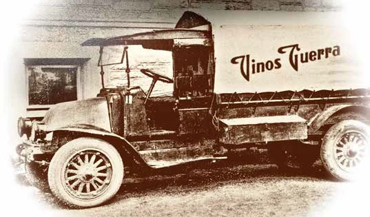imagen antigua de camión de vinos guerra