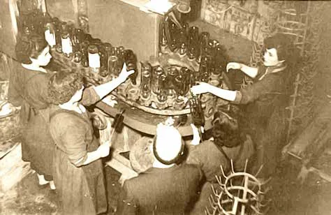 imagen antigua de mujeres trabajando en bodegas guerra
