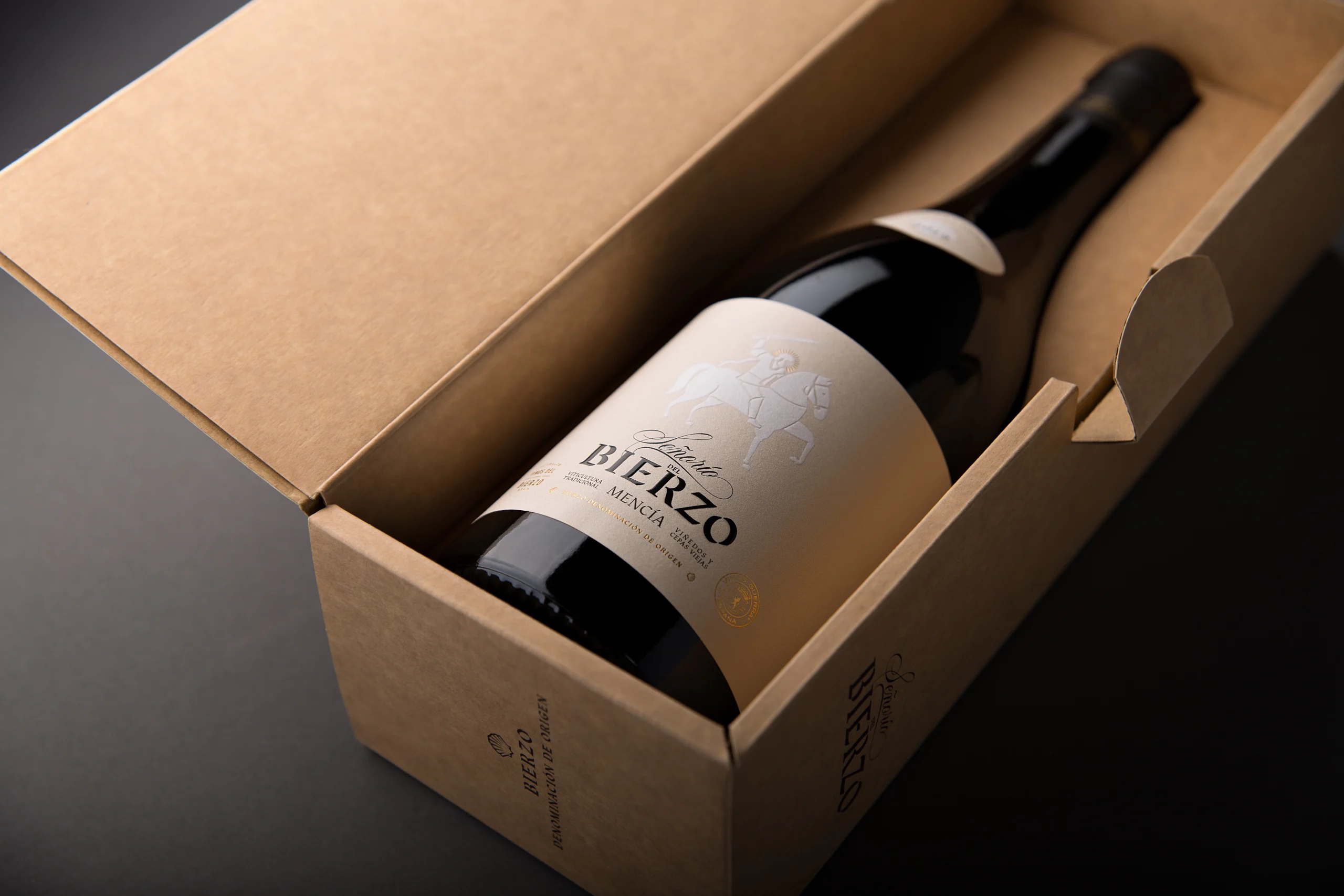 estuche con botella de señorio del bierzo